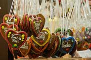 individuelle Lebkuchenherzen nach Wunsch gibt es bei Schifferls Herzlmalerei auf de Christkindmarkt München Marienplatz (©Foto: Martin Schmitz)